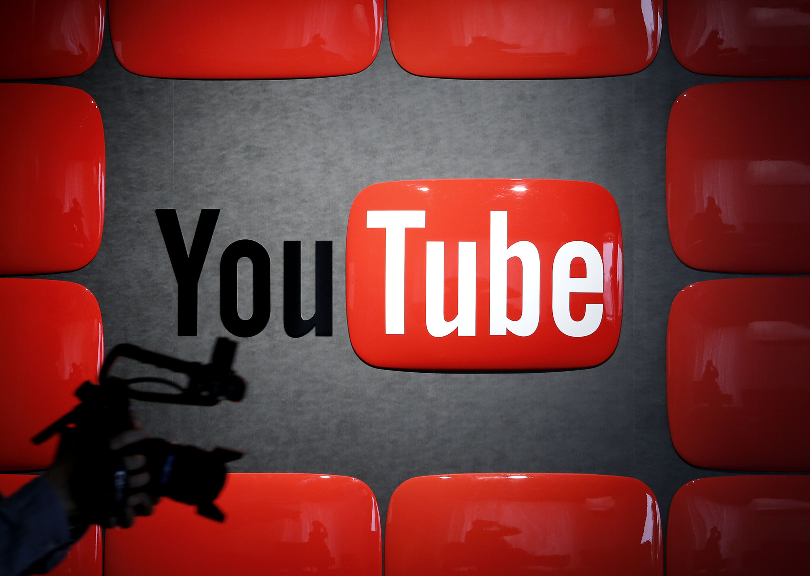 YouTube будет помечать видео, созданное с помощью ИИ