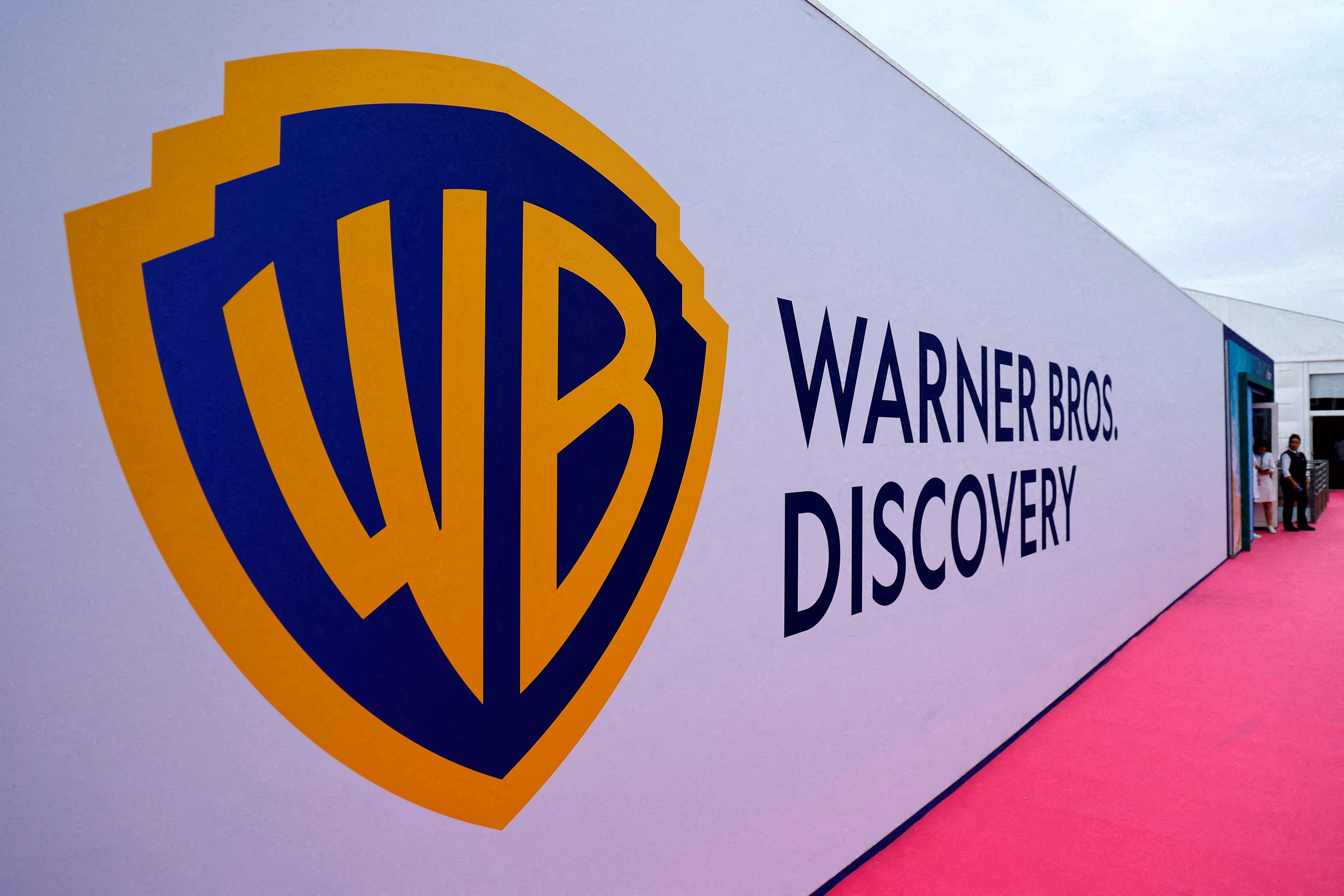 Netflix улучшил свое предложение по покупке Warner Bros. Discovery